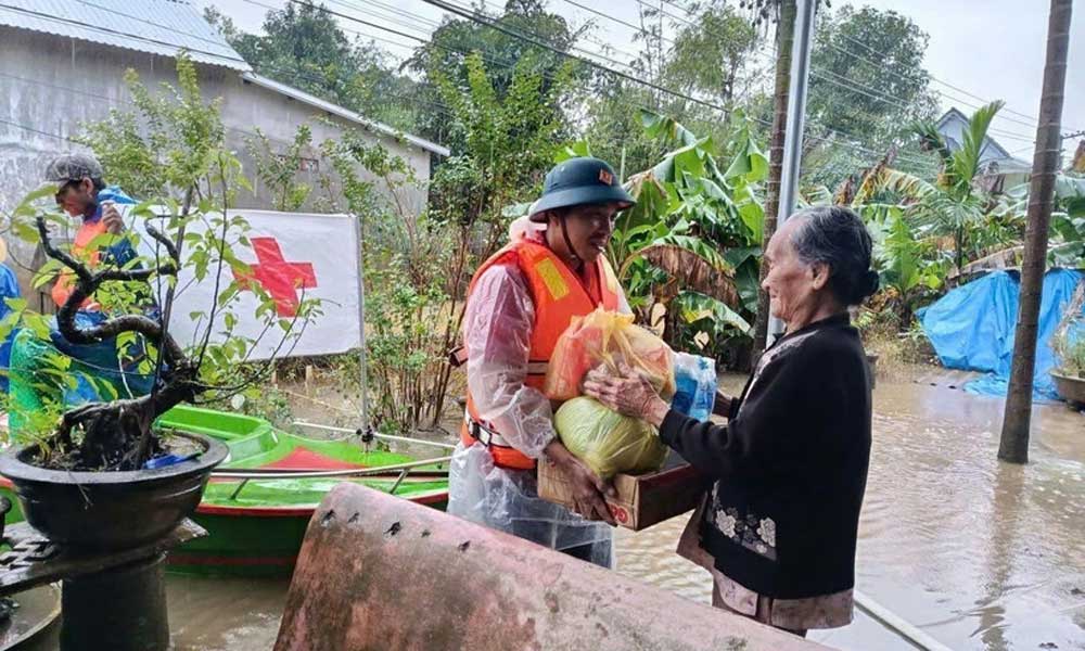 Vietnam Red Cross deploys emergency relief to flood-battered localities